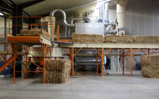 Stro wordt verwerkt in de machine