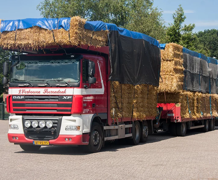 Stro op vrachtwagen