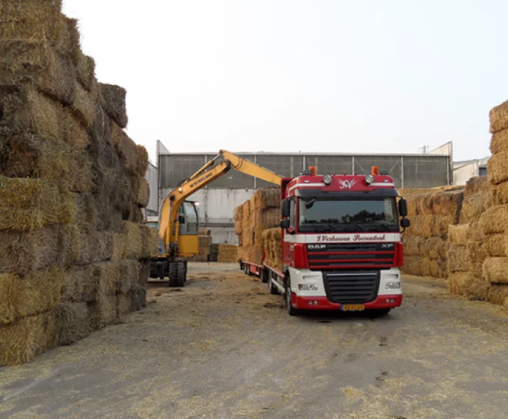 Vrachtwagen verplaatst stro