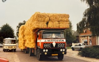 Vrachtwagen verplaatst stro